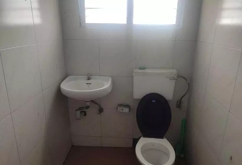 Hotelli Spot On Neela Tourist Home