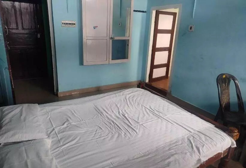 Hotelli Spot On Neela Tourist Home