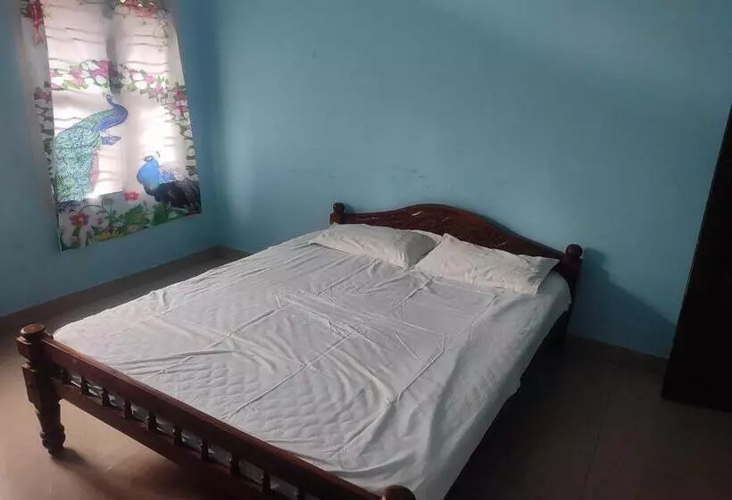 Hotelli Spot On Neela Tourist Home