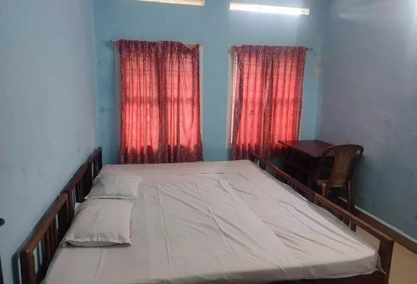 Hotelli Spot On Neela Tourist Home