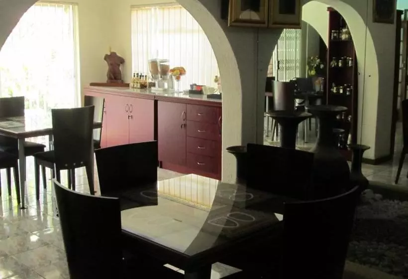 تختخواب و صبحانه Wharawhara Guesthouse
