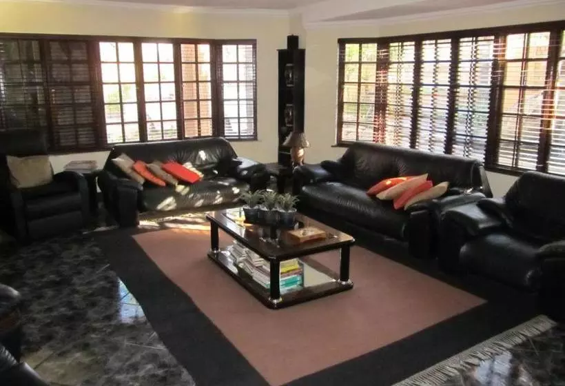 تختخواب و صبحانه Wharawhara Guesthouse