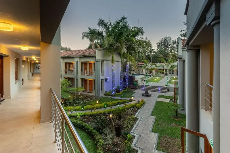 هتل The Cycad Lodge & Chalets