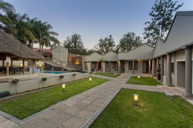 هتل The Cycad Lodge & Chalets