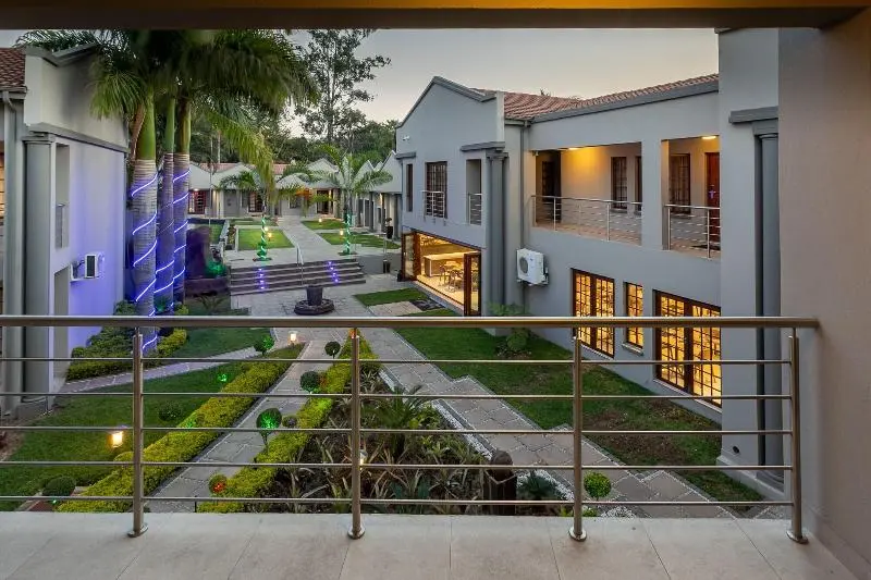 هتل The Cycad Lodge & Chalets