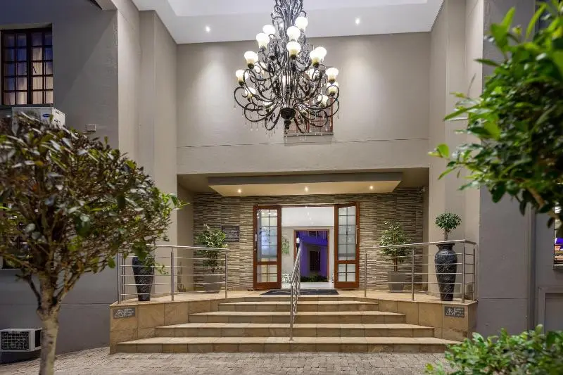 هتل The Cycad Lodge & Chalets