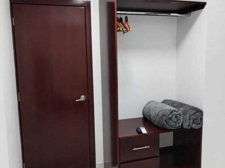 הוסטל Cermar Plaza