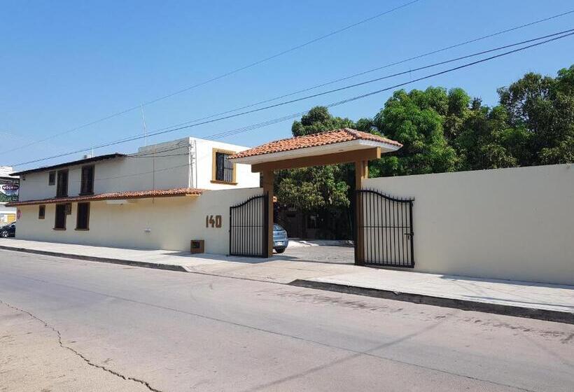 فندق Uke Inn Terán