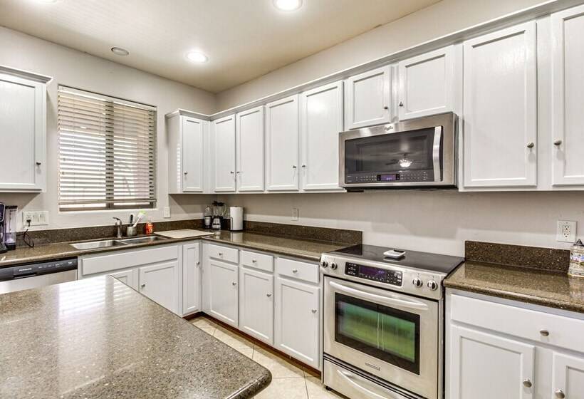 Charming Tucson House: Patio, Yard & Putting Green