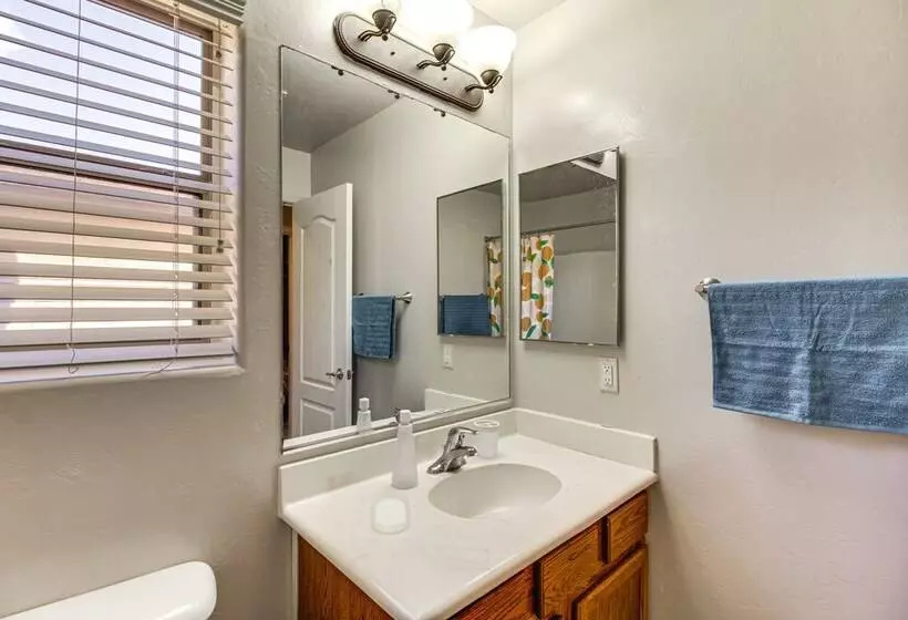 Charming Tucson House: Patio, Yard & Putting Green