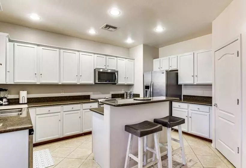 Charming Tucson House: Patio, Yard & Putting Green