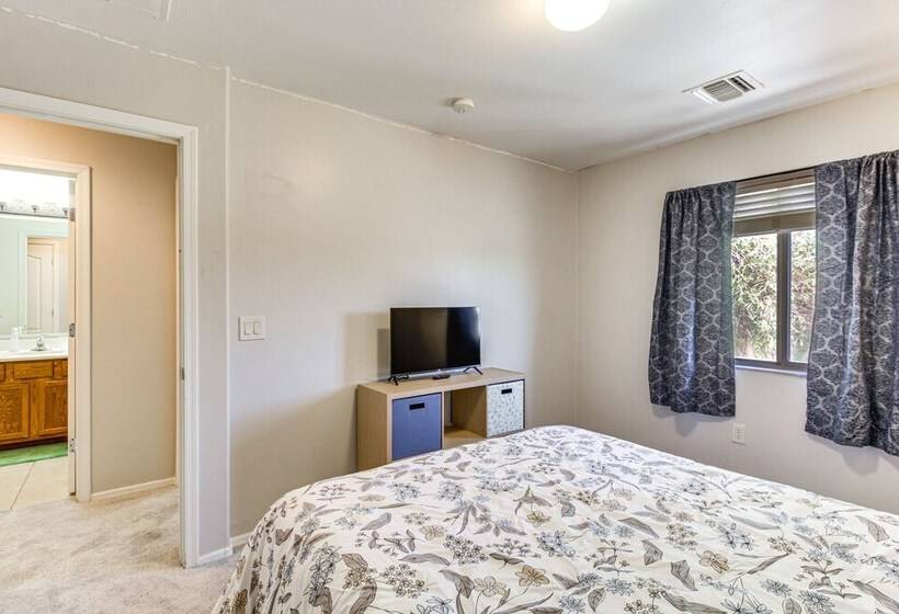 Charming Tucson House: Patio, Yard & Putting Green