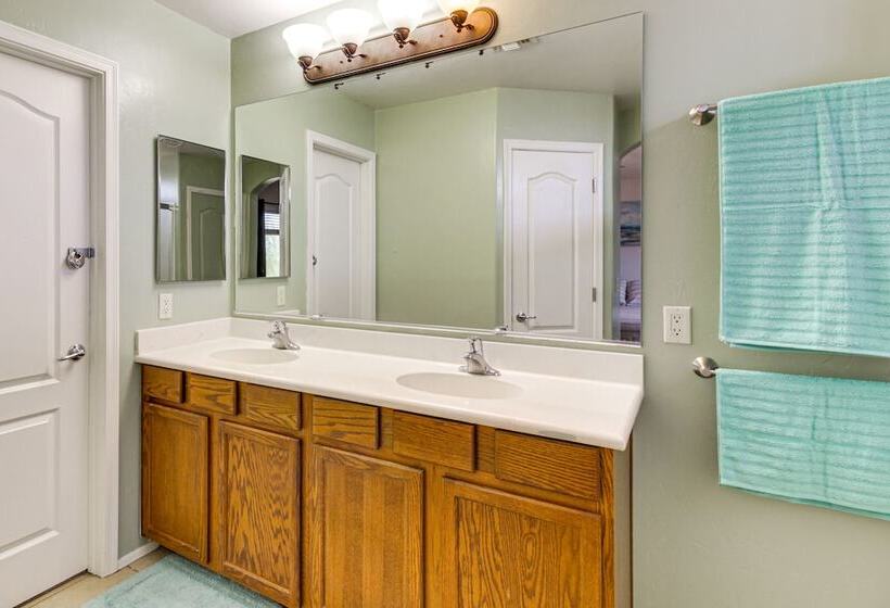 Charming Tucson House: Patio, Yard & Putting Green