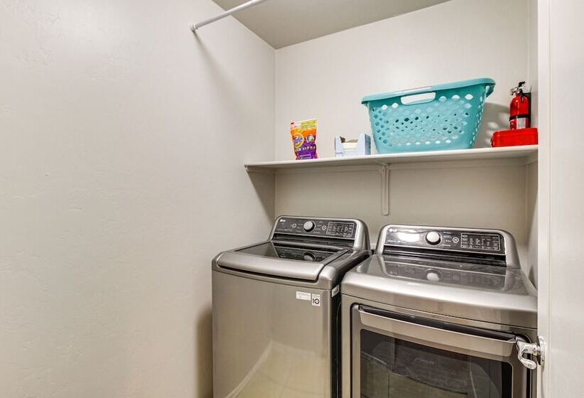 Charming Tucson House: Patio, Yard & Putting Green