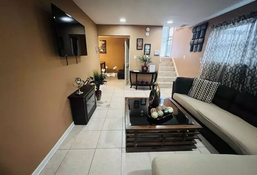 Hotelli Cozy Downriver Home