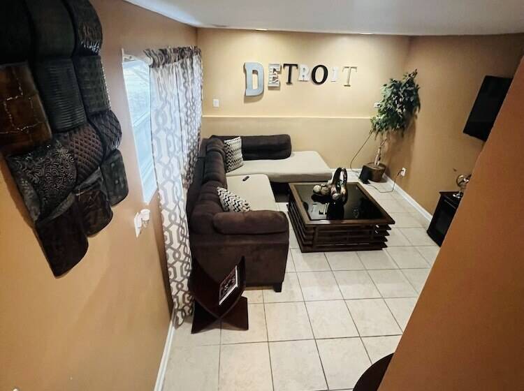 فندق Cozy Downriver Home