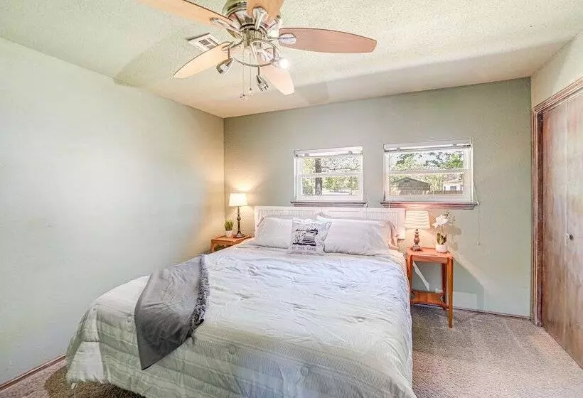 Lakefront Eufaula Cabin W/ Fire Pit & Private Dock