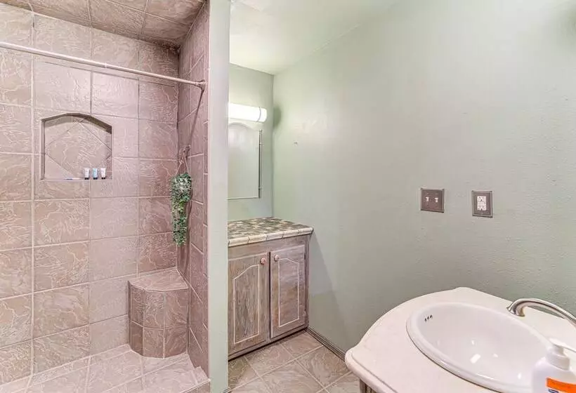 Lakefront Eufaula Cabin W/ Fire Pit & Private Dock