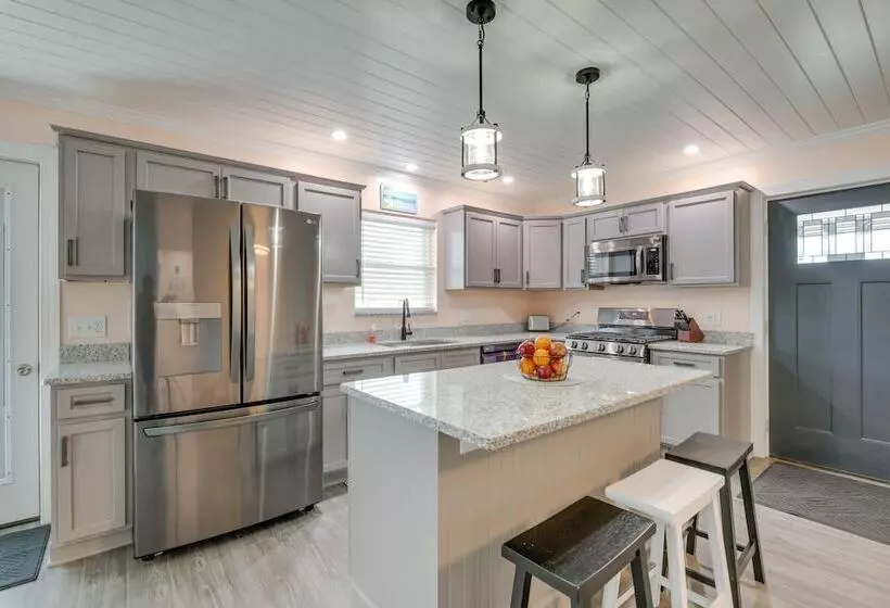 Angola Vacation Rental, Walk To Lake Erie Beach!