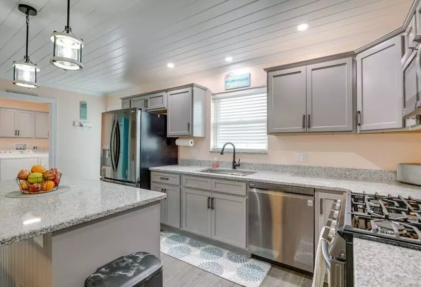 Angola Vacation Rental, Walk To Lake Erie Beach!