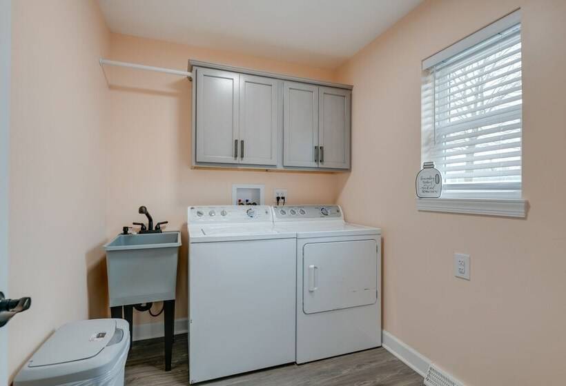 Angola Vacation Rental, Walk To Lake Erie Beach!