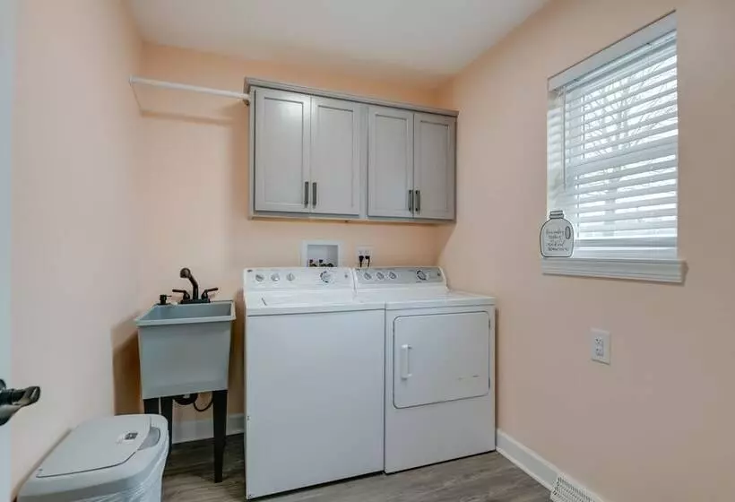 Angola Vacation Rental, Walk To Lake Erie Beach!