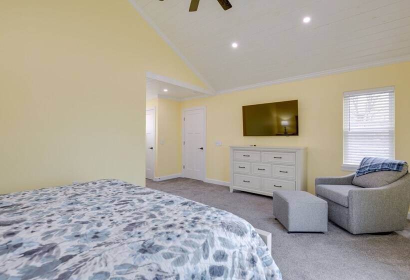 Angola Vacation Rental, Walk To Lake Erie Beach!