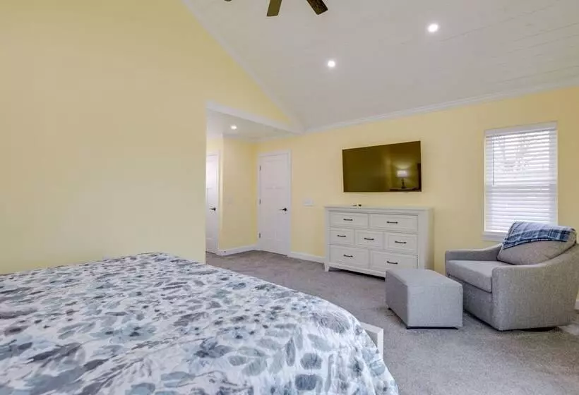 Angola Vacation Rental, Walk To Lake Erie Beach!