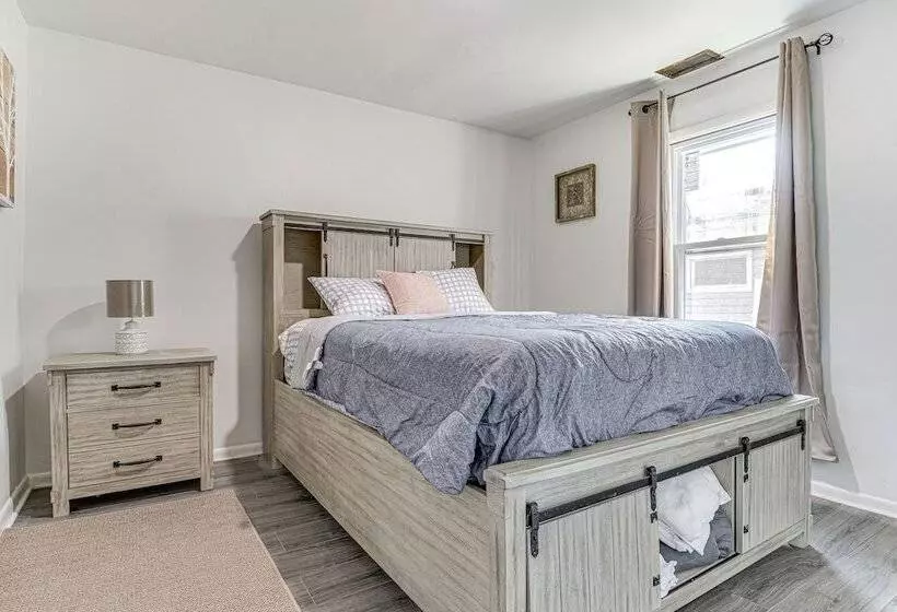 Bright Muncie Home W/ Yard ~ 2 Mi To Downtown!