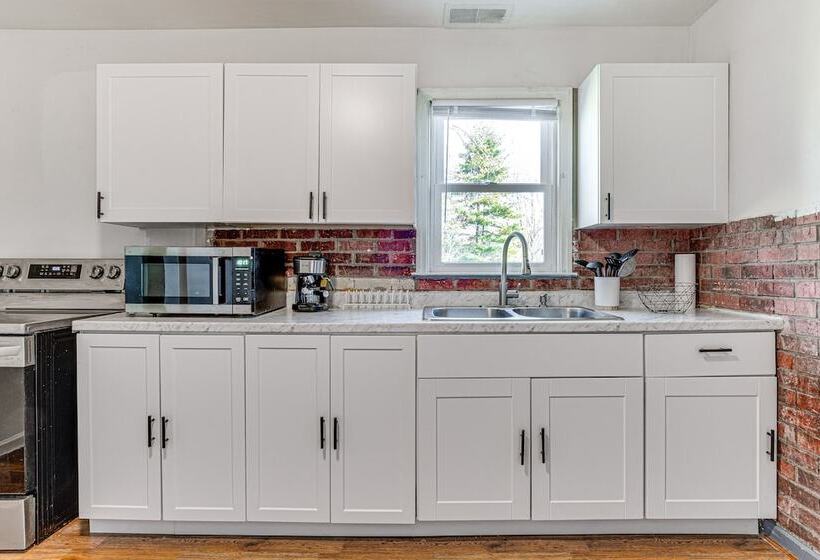 Bright Muncie Home W/ Yard ~ 2 Mi To Downtown!