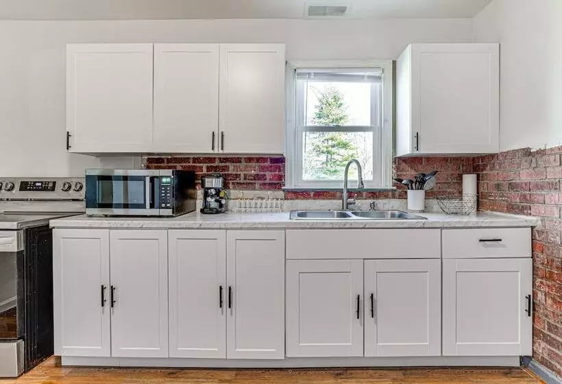 Bright Muncie Home W/ Yard ~ 2 Mi To Downtown!