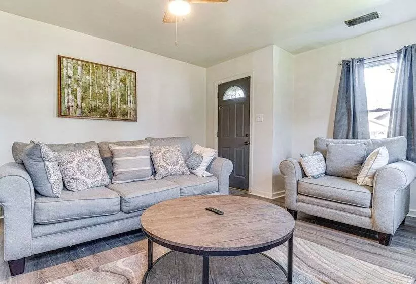 Bright Muncie Home W/ Yard ~ 2 Mi To Downtown!