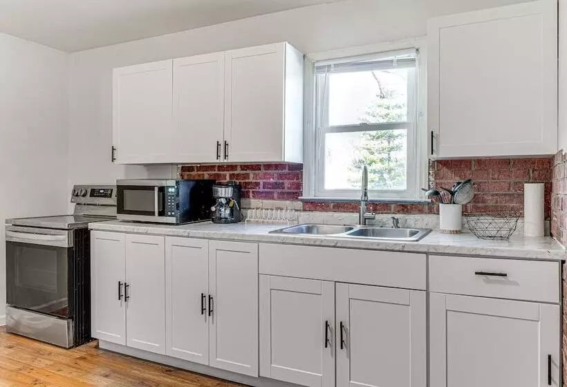 Bright Muncie Home W/ Yard ~ 2 Mi To Downtown!