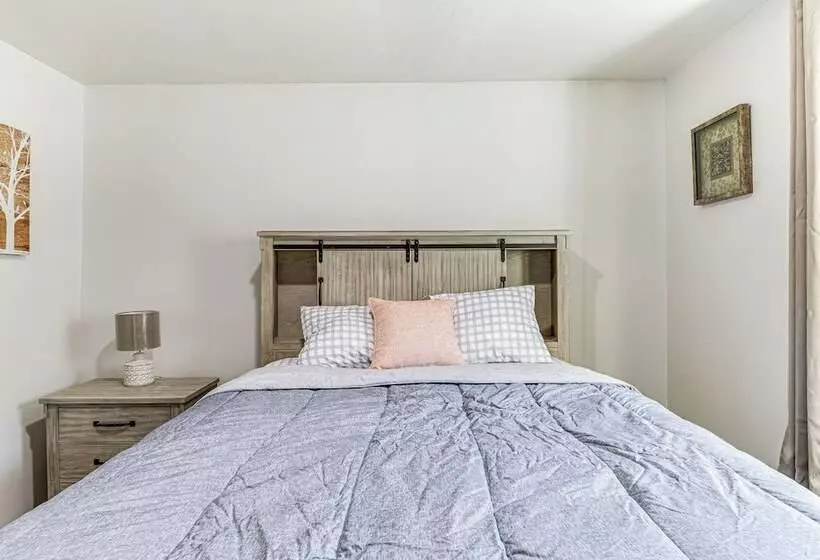 Bright Muncie Home W/ Yard ~ 2 Mi To Downtown!