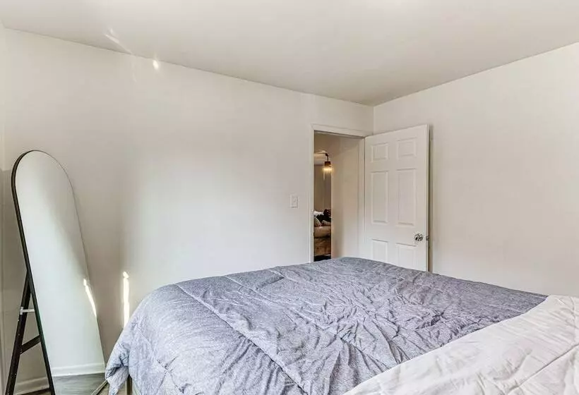 Bright Muncie Home W/ Yard ~ 2 Mi To Downtown!