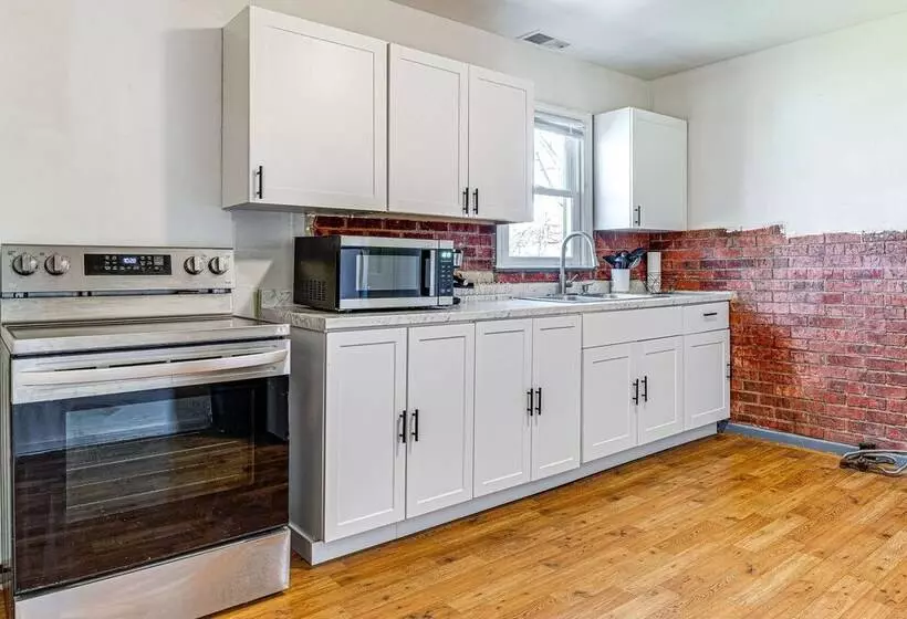 Bright Muncie Home W/ Yard ~ 2 Mi To Downtown!