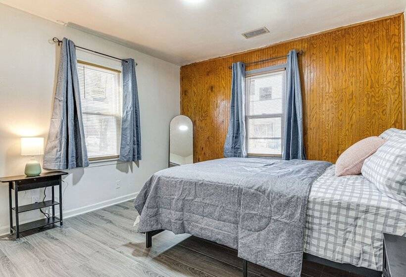 Bright Muncie Home W/ Yard ~ 2 Mi To Downtown!