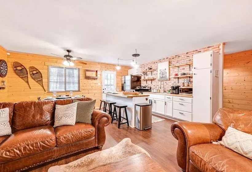 Forest Views & Fire Pit: Cozy Pine Cabin