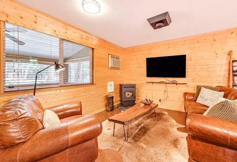 Forest Views & Fire Pit: Cozy Pine Cabin