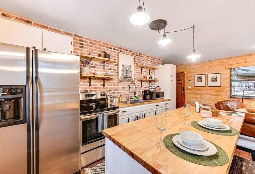 Forest Views & Fire Pit: Cozy Pine Cabin