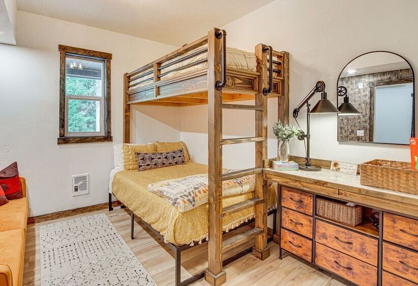 Cle Elum Cabin W/ Hot Tub, Fire Pit & Deck!