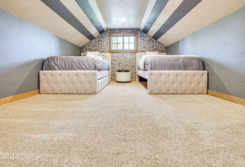 Cle Elum Cabin W/ Hot Tub, Fire Pit & Deck!