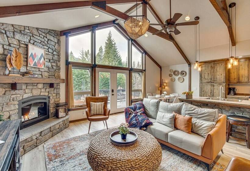 Cle Elum Cabin W/ Hot Tub, Fire Pit & Deck!