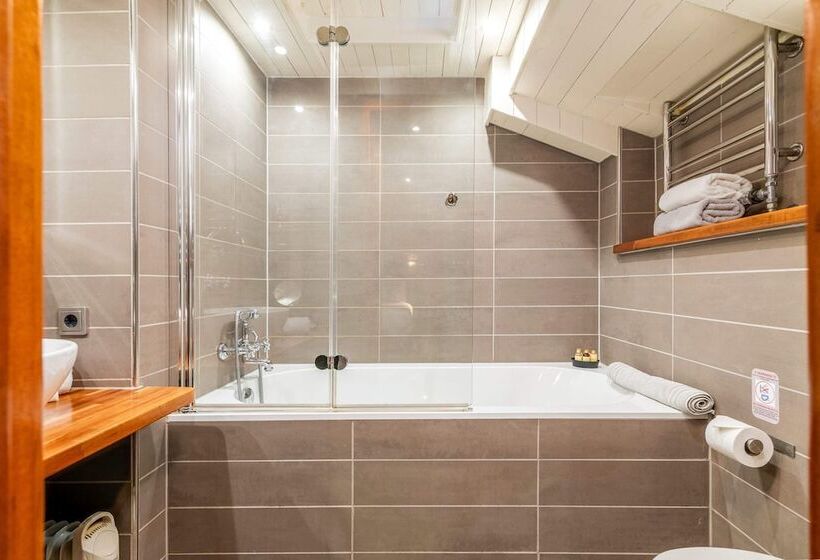 בית מלון כפרי Luxury Canary Wharf House Boat