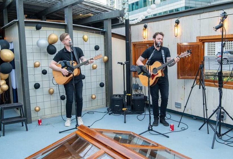 בית מלון כפרי Luxury Canary Wharf House Boat