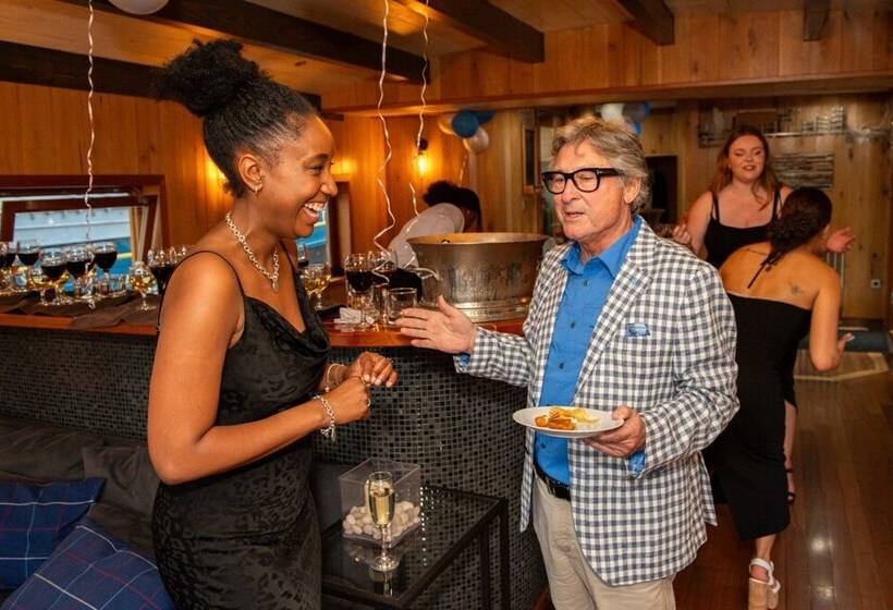 בית מלון כפרי Luxury Canary Wharf House Boat