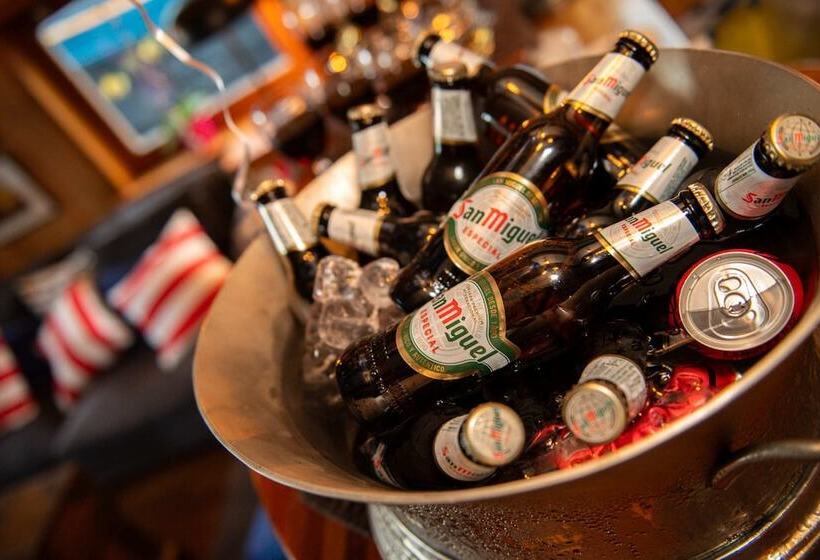 בית מלון כפרי Luxury Canary Wharf House Boat