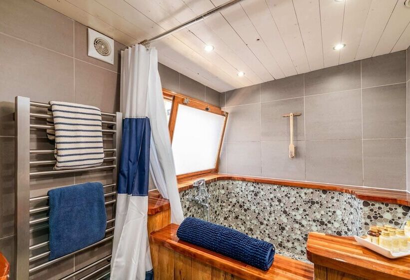בית מלון כפרי Luxury Canary Wharf House Boat