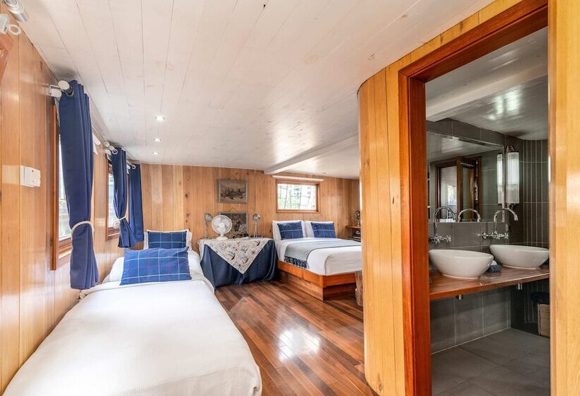 בית מלון כפרי Luxury Canary Wharf House Boat