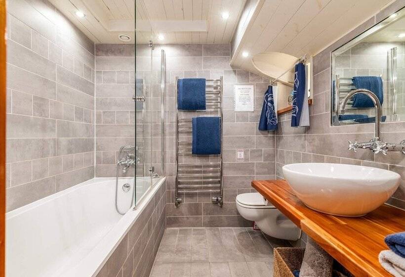 בית מלון כפרי Luxury Canary Wharf House Boat